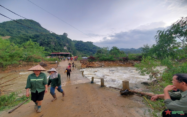 Lực lượng vũ trang huyện Mộc Châu (Sơn La): Tìm thấy thi thể 2 nạn nhân bị lũ cuốn trôi