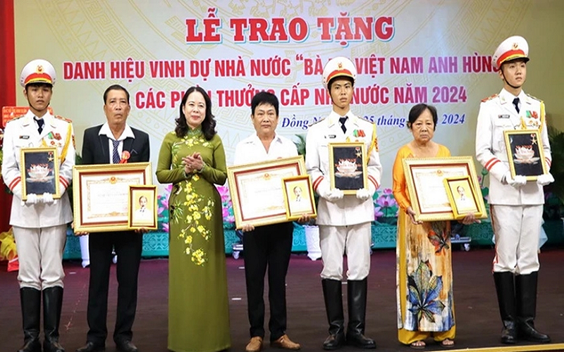 Phó chủ tịch nước Võ Thị Ánh Xuân trao truy tặng danh hiệu Bà mẹ Việt Nam Anh hùng tại Đồng Nai