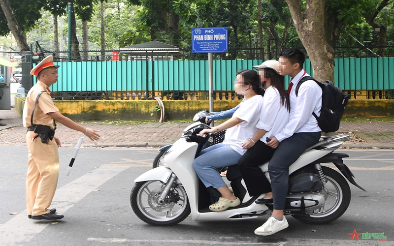 Cảnh sát giao thông xử lý hàng loạt học sinh không đội mũ bảo hiểm