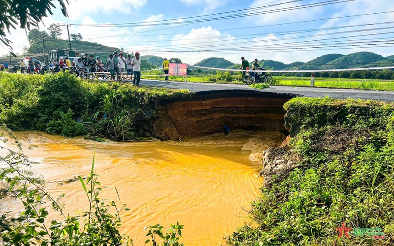 Lâm Đồng cấm lưu thông trên tỉnh lộ ĐT.721 do sạt lở