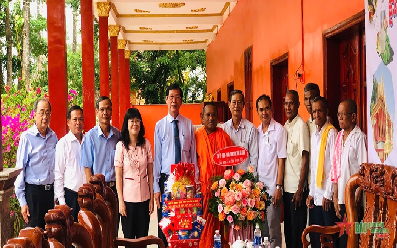 Lãnh đạo tỉnh An Giang thăm, chúc mừng Lễ Sene Dolta của đồng bào dân tộc Khmer