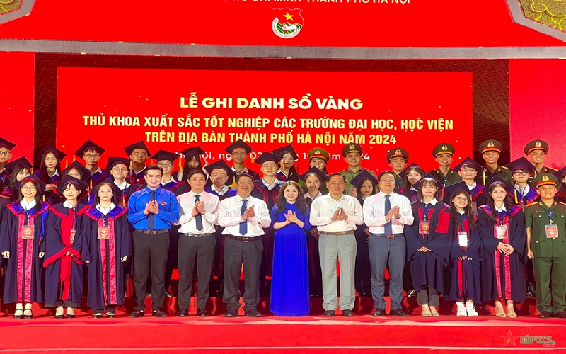 Hà Nội: 100 thủ khoa xuất sắc ghi danh Sổ vàng tại Văn Miếu