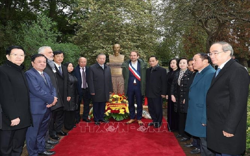 Tổng Bí thư, Chủ tịch nước Tô Lâm đặt hoa tại Tượng đài Bác Hồ ở TP Montreuil của Pháp