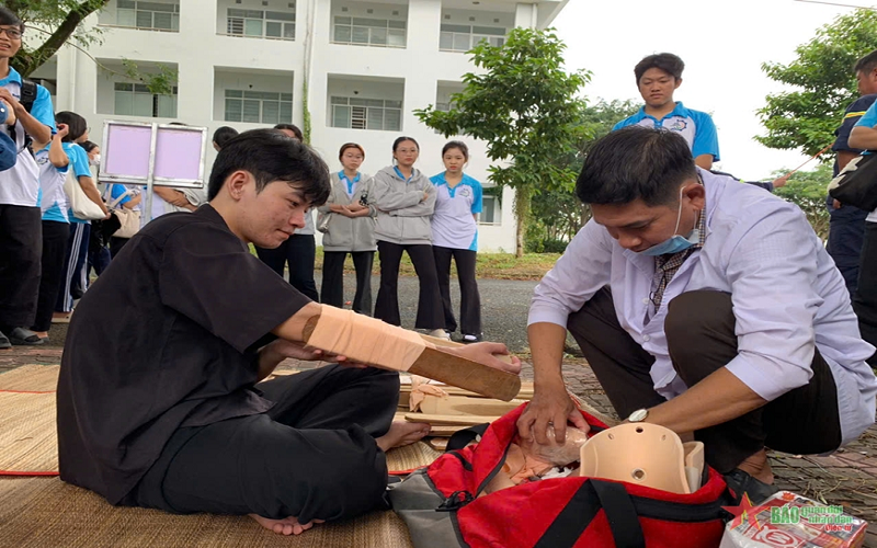 Sinh viên Đại học Kiên Giang trải nghiệm làm lính cứu hỏa