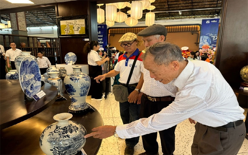 Triển lãm hơn 300 tác phẩm gốm, sứ khắc họa hình ảnh Chủ tịch Hồ Chí Minh và Hà Nội