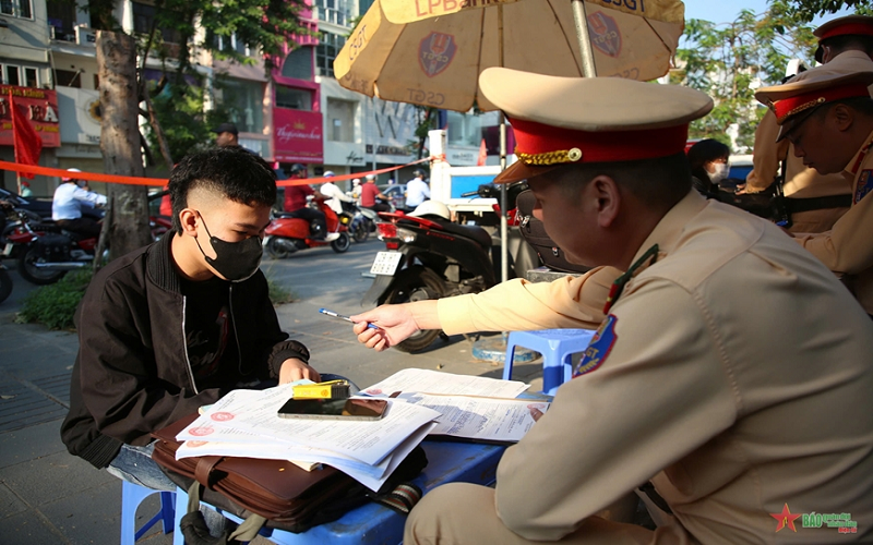 Tăng cường xử lý các trường hợp học sinh, phụ huynh không đội mũ bảo hiểm