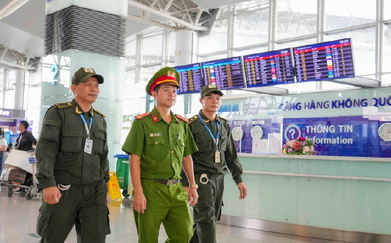 Nhân viên an ninh sân bay Nội Bài trả lại cho hành khách hơn 15.000 USD bỏ quên