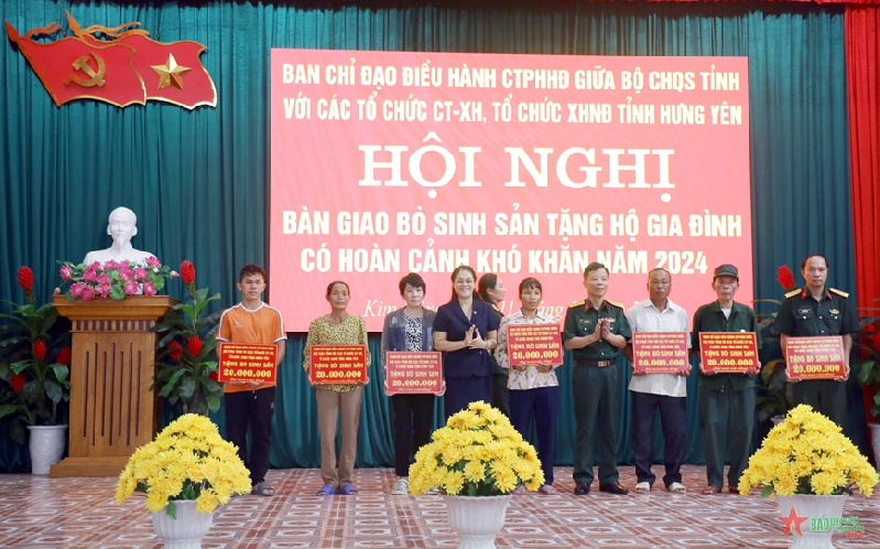 Bàn giao bò sinh sản tặng các hộ gia đình có hoàn cảnh khó khăn tại tỉnh Hưng Yên