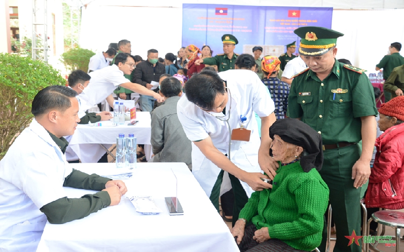 Thầy thuốc quân y Việt Nam - Lào khám bệnh, cấp thuốc miễn phí cho người dân khu vực biên giới Mộc Châu (Sơn La)