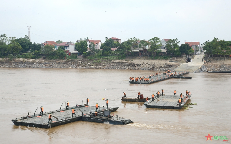 Tạm cắt cầu phao khu vực Phong Châu để bảo đảm an toàn cho người dân