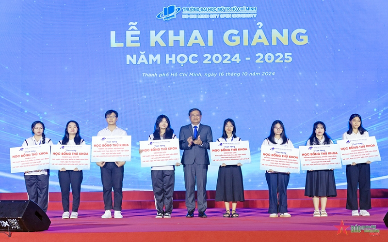 Trường Đại học Mở TP Hồ Chí Minh tuyên dương thủ khoa, tân sinh viên tiêu biểu