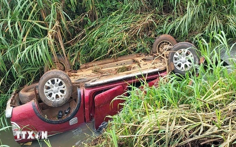 Đắk Nông: Xe bán tải lao xuống mương, 5 người thương vong