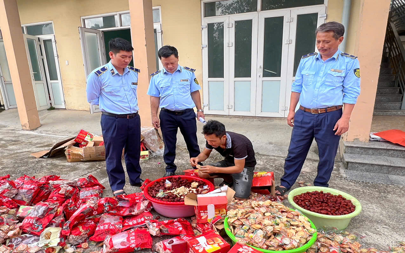 Quảng Bình: Giám sát buộc tiêu hủy hơn 200 đơn vị sản phẩm thực phẩm các loại do nước ngoài sản xuất nhập lậu