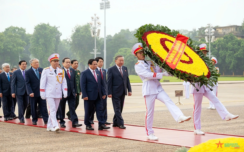 Đại biểu Quốc hội đặt vòng hoa và vào Lăng viếng Chủ tịch Hồ Chí Minh trước giờ khai mạc Kỳ họp thứ tám