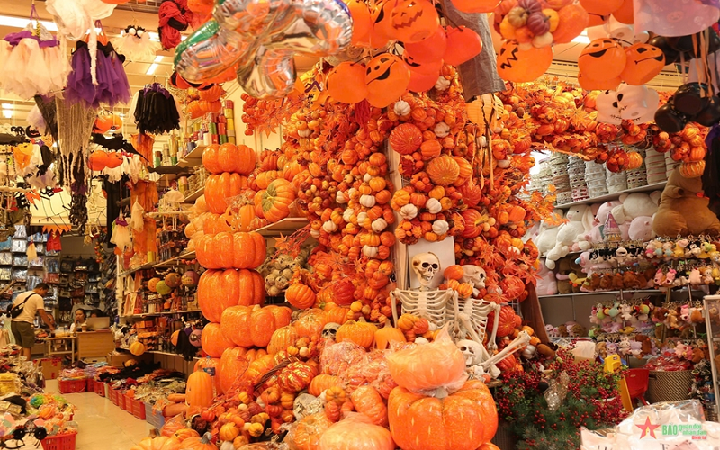 Phố Hàng Mã ngập tràn sắc màu Halloween