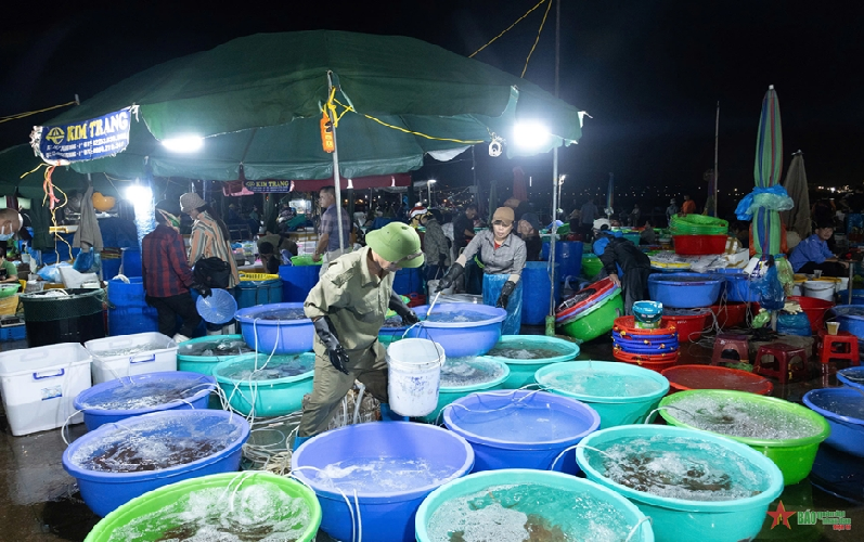 Chợ hải sản "không ngủ" tại Hạ Long