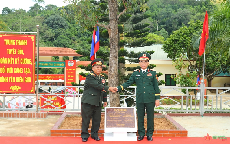 Bộ trưởng Bộ Quốc phòng hai nước Việt Nam - Lào thăm Đồn Biên phòng cửa khẩu Lóng Sập