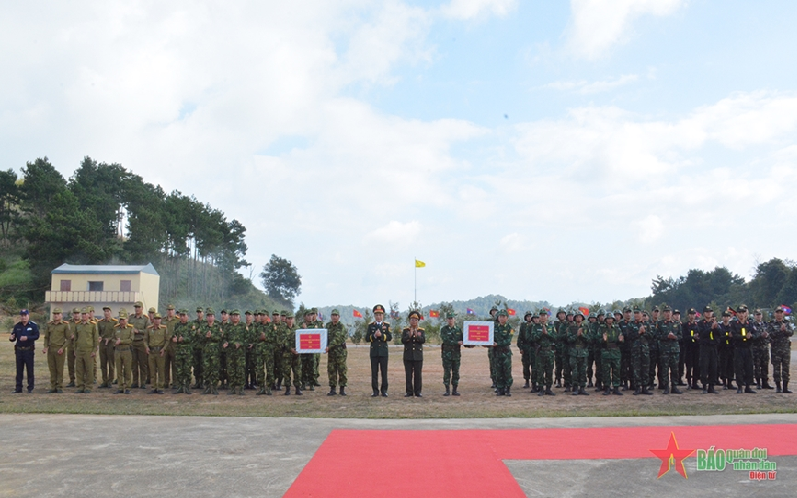 Bộ trưởng Bộ Quốc phòng hai nước Việt Nam và Lào tham quan diễn tập liên hợp đánh bắt tội phạm qua biên giới