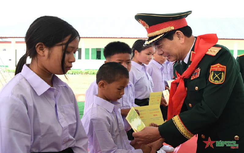 Bộ trưởng Quốc phòng hai nước Việt Nam - Lào thăm Trường Tiểu học - Trung học cơ sở Pahang