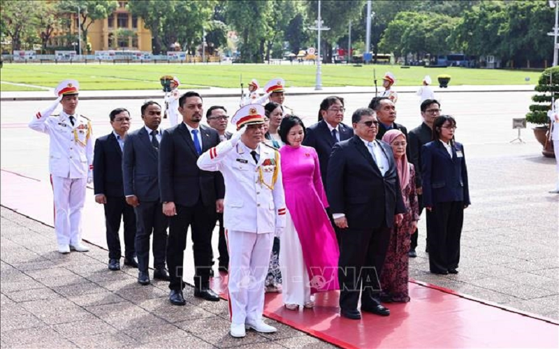 Chủ tịch Hạ viện Malaysia vào Lăng viếng Chủ tịch Hồ Chí Minh và thăm Văn Miếu - Quốc Tử Giám