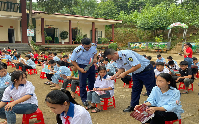 Lực lượng QLTT tham gia tuyên truyền phòng, chống tác hại của thuốc lá cho học sinh