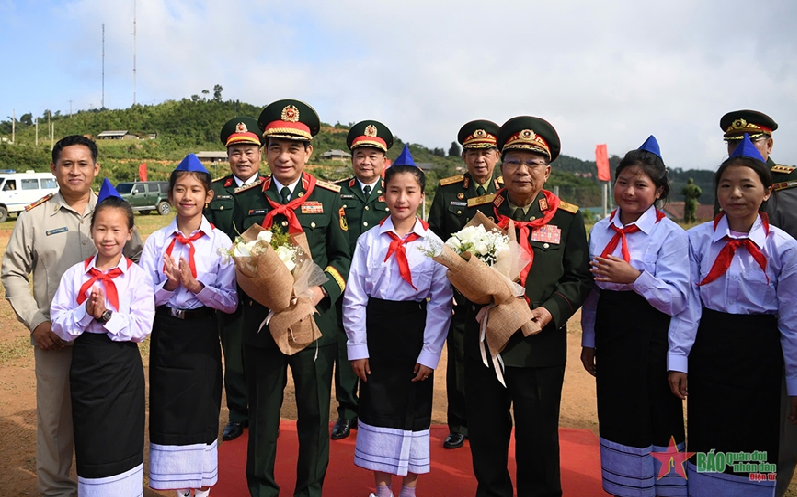 Thắm đượm tình đoàn kết quân dân Việt Nam-Lào