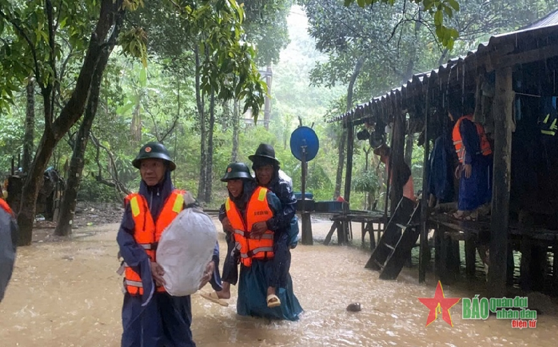 Quảng Bình: Kịp thời cứu 2 người bị nước lũ cuốn trôi