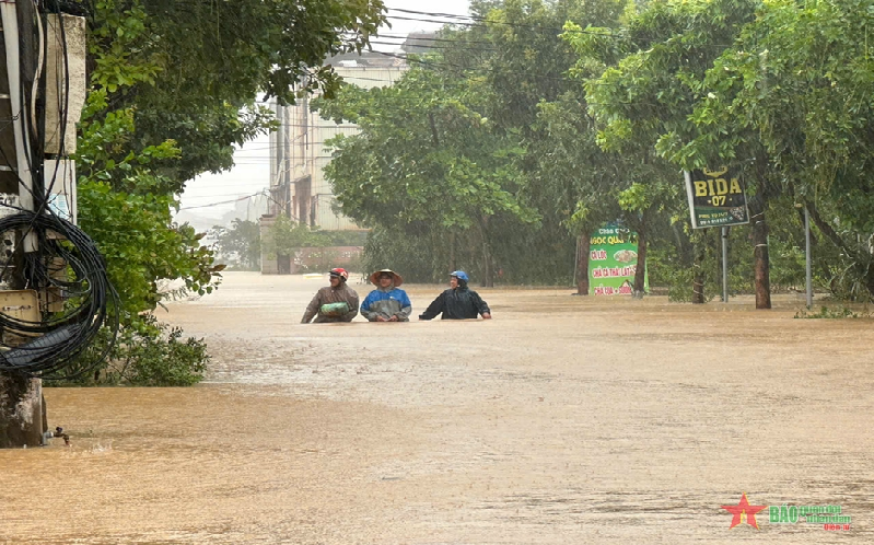 Nước lũ bao vây khu dân cư ở thành phố Đồng Hới, Quảng Bình