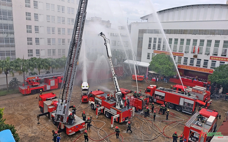 TP Hồ Chí Minh thành lập hai tổ cảnh sát chữa cháy, cứu nạn cứu hộ trên cạn và dưới nước