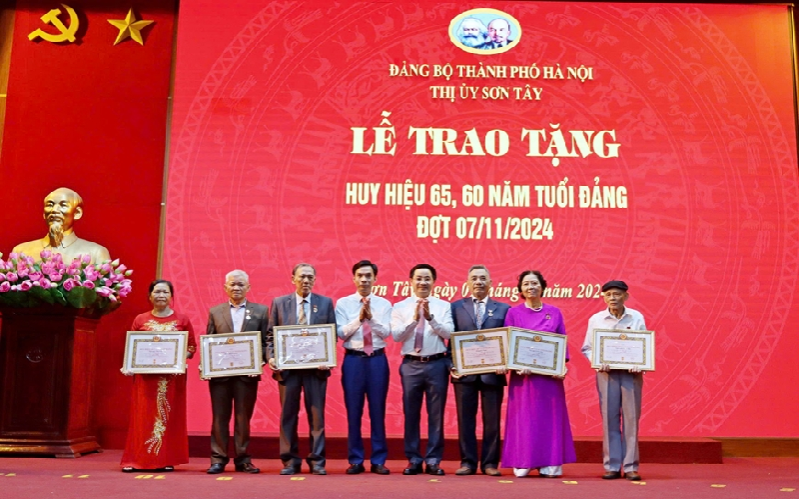 Sơn Tây: Trao tặng, truy tặng Huy hiệu Đảng cho 149 đảng viên