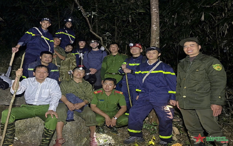 Sa Pa tìm kiếm xuyên đêm du khách nước ngoài lạc trong rừng Vườn Quốc gia Hoàng Liên