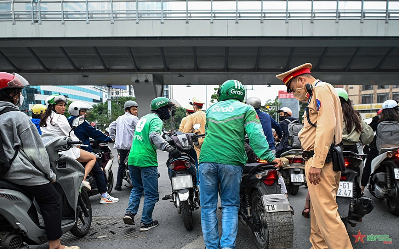 Hà Nội: Xử lý các tài xế công nghệ che biển số xe và vượt đèn đỏ