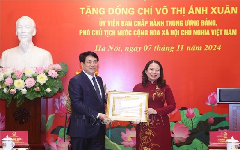 Chủ tịch nước Lương Cường dự lễ trao huy hiệu 30 năm tuổi Đảng cho Phó chủ tịch nước Võ Thị Ánh Xuân