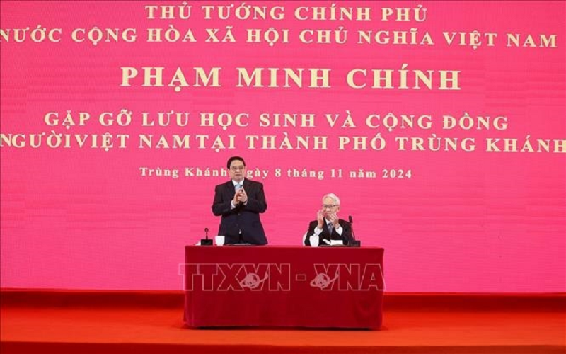 Thủ tướng Phạm Minh Chính gặp gỡ lưu học sinh và cộng đồng người Việt Nam tại Trùng Khánh, Trung Quốc