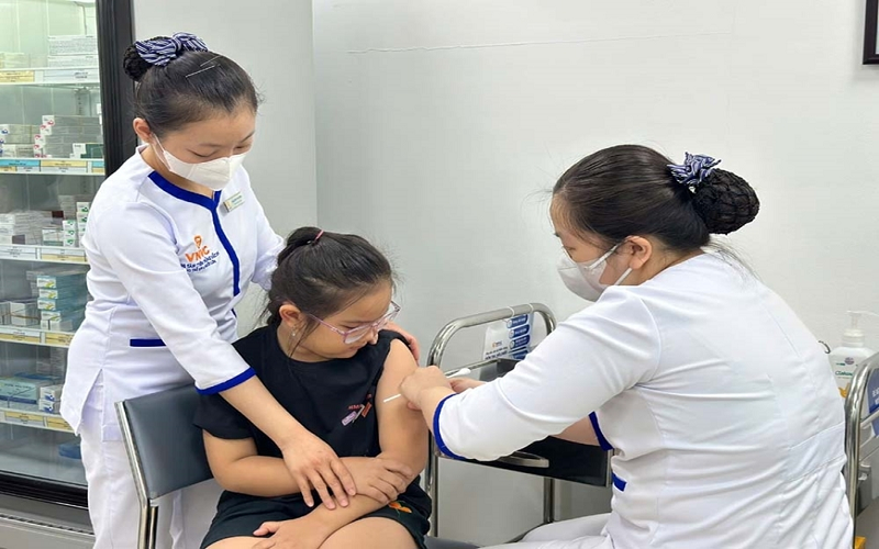 Hà Nội tổ chức tiêm vaccine phòng uốn ván - bạch hầu cho trẻ 7 tuổi