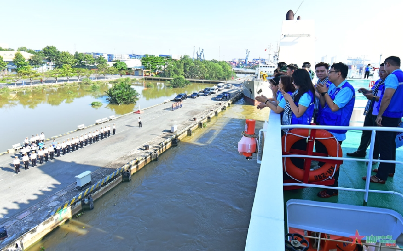 Đoàn đại biểu TP Hồ Chí Minh và các đơn vị lên đường đi thăm quân và dân vùng biển Tây Nam