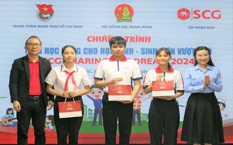 Trao học bổng tặng 200 học sinh, sinh viên có hoàn cảnh khó khăn