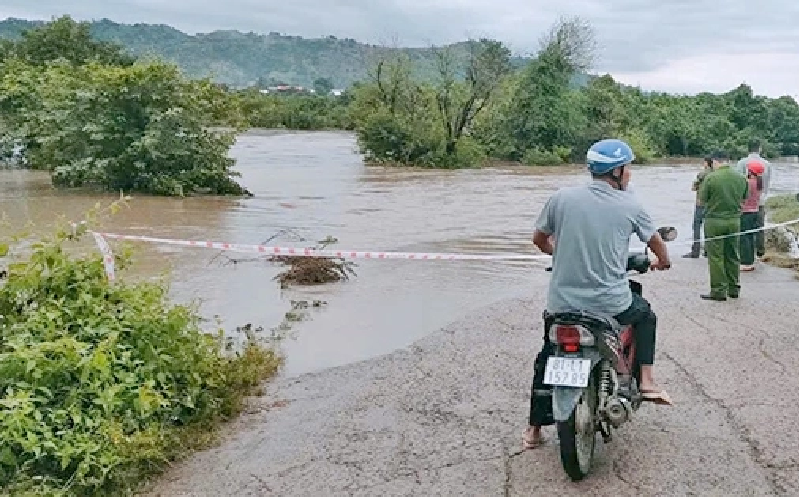 Gia Lai: Mưa lớn làm ngập ngầm tràn, 200 hộ dân bị cô lập