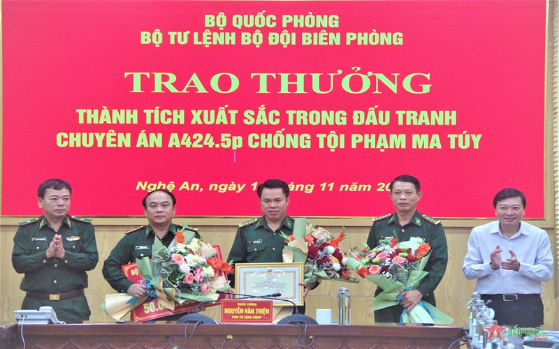 Trao thưởng các đơn vị tham gia đấu tranh thành công Chuyên án ma túy A424.5p