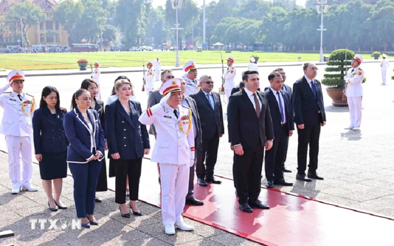 Chủ tịch Quốc hội Armenia Alen Simonyan vào Lăng viếng Chủ tịch Hồ Chí Minh và thăm Văn Miếu-Quốc Tử Giám