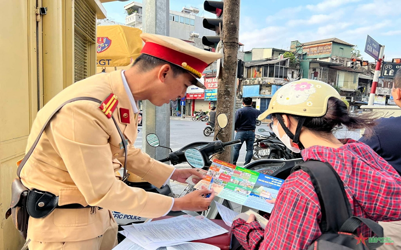 Xử lý vi phạm kết hợp tuyên truyền người dân cùng giữ gìn trật tự an toàn giao thông