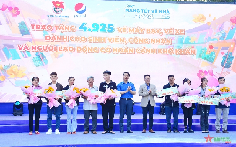 Hơn 5.000 vé máy bay, vé ô tô tặng sinh viên, người lao động về quê đón Tết