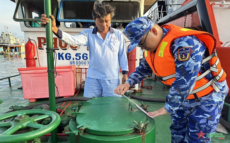 Đoàn Trinh sát số 2, Cảnh sát biển Việt Nam bắt giữ 2 tàu sang mạn dầu DO không có giấy tờ hợp pháp