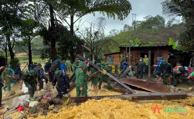 Bộ đội Biên phòng tỉnh Thừa Thiên Huế hỗ trợ gia đình bị sạt lở đất khắc phục hậu quả