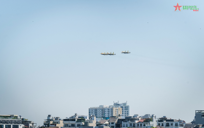 Phi công tiêm kích Su-30MK2 luyện tập tuyệt kỹ "bật tăng lực khoan lên"