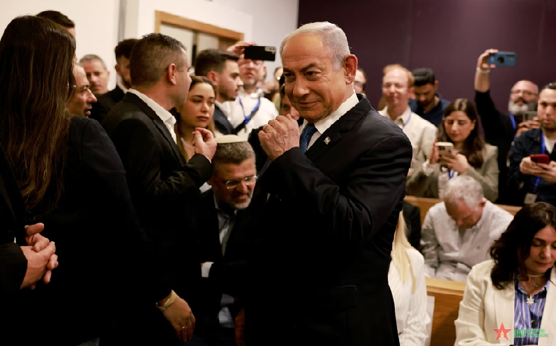 Thủ tướng Israel lần đầu tiên ra hầu tòa