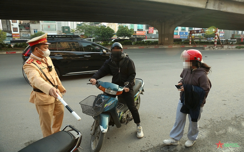 Hà Nội: Xử lý nghiêm hành vi đi ngược chiều trên đường Nguyễn Xiển