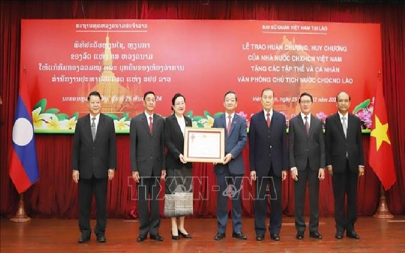 Việt Nam trao Huân chương, Huy chương tặng các tập thể, cá nhân của Văn phòng Chủ tịch nước Lào
