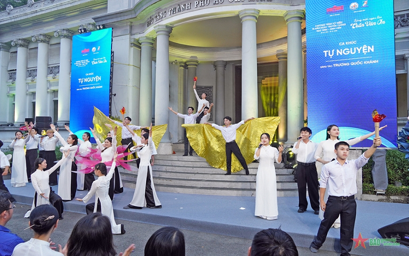 Xúc động, ý nghĩa chương trình Sáng mãi ngọn lửa Trần Văn Ơn