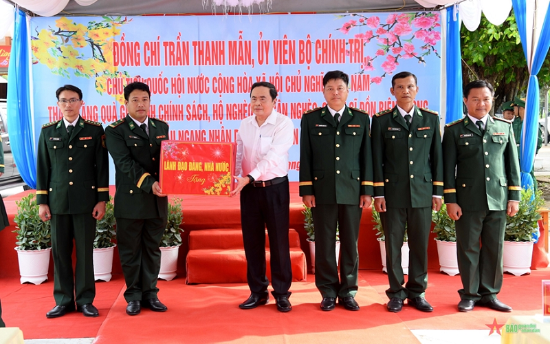 Chủ tịch Quốc hội Trần Thanh Mẫn thăm, trao quà Tết tặng đồng bào, chiến sĩ tại Trà Vinh